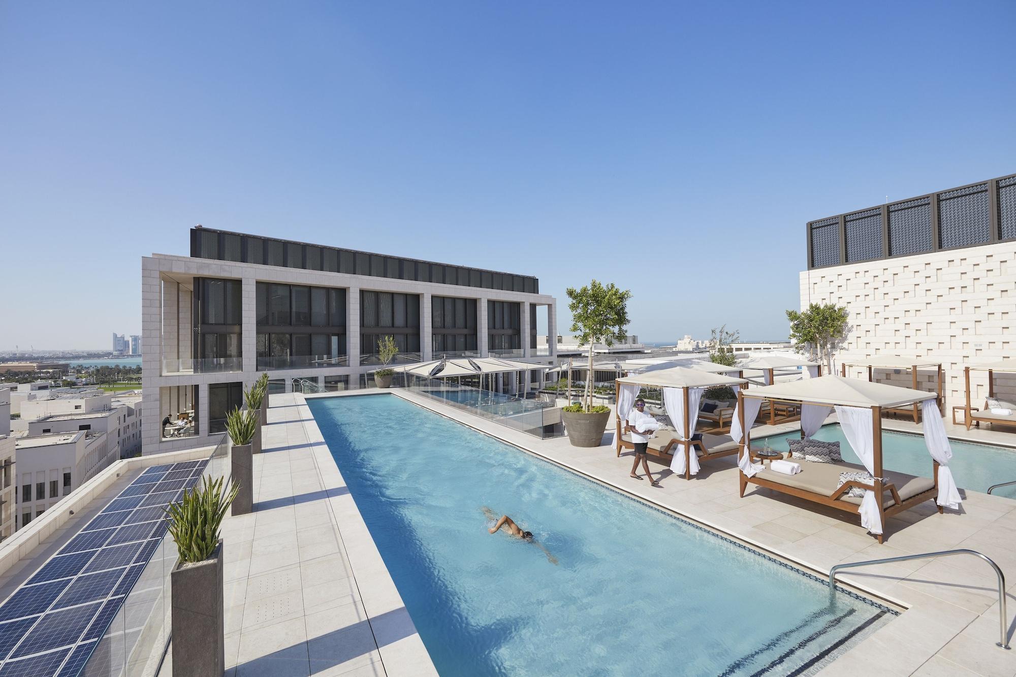 Mandarin Oriental, Doha Hotel Kültér fotó The swimming pool at the top of the hotel