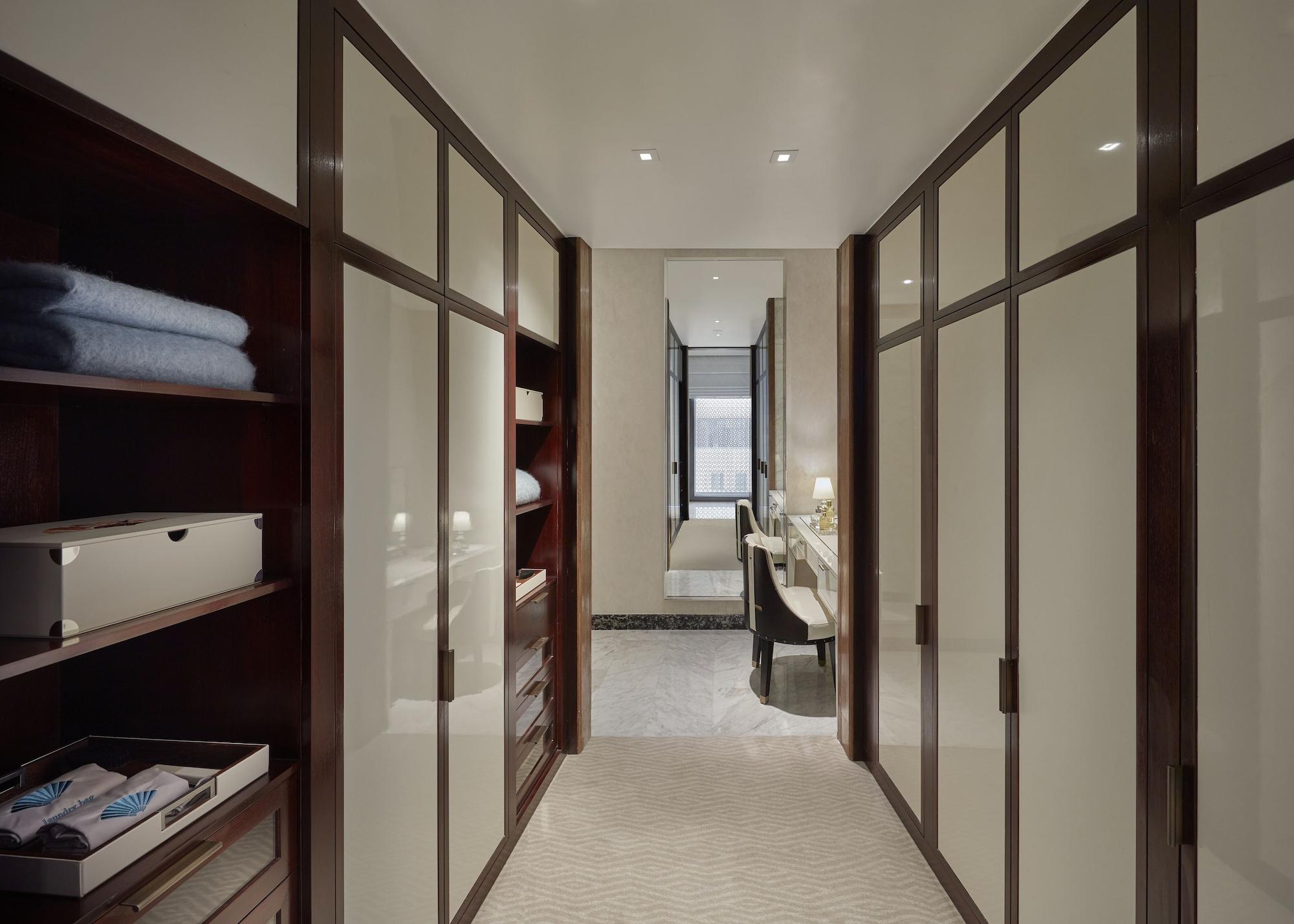 Mandarin Oriental, Doha Hotel Kültér fotó A walk-in closet