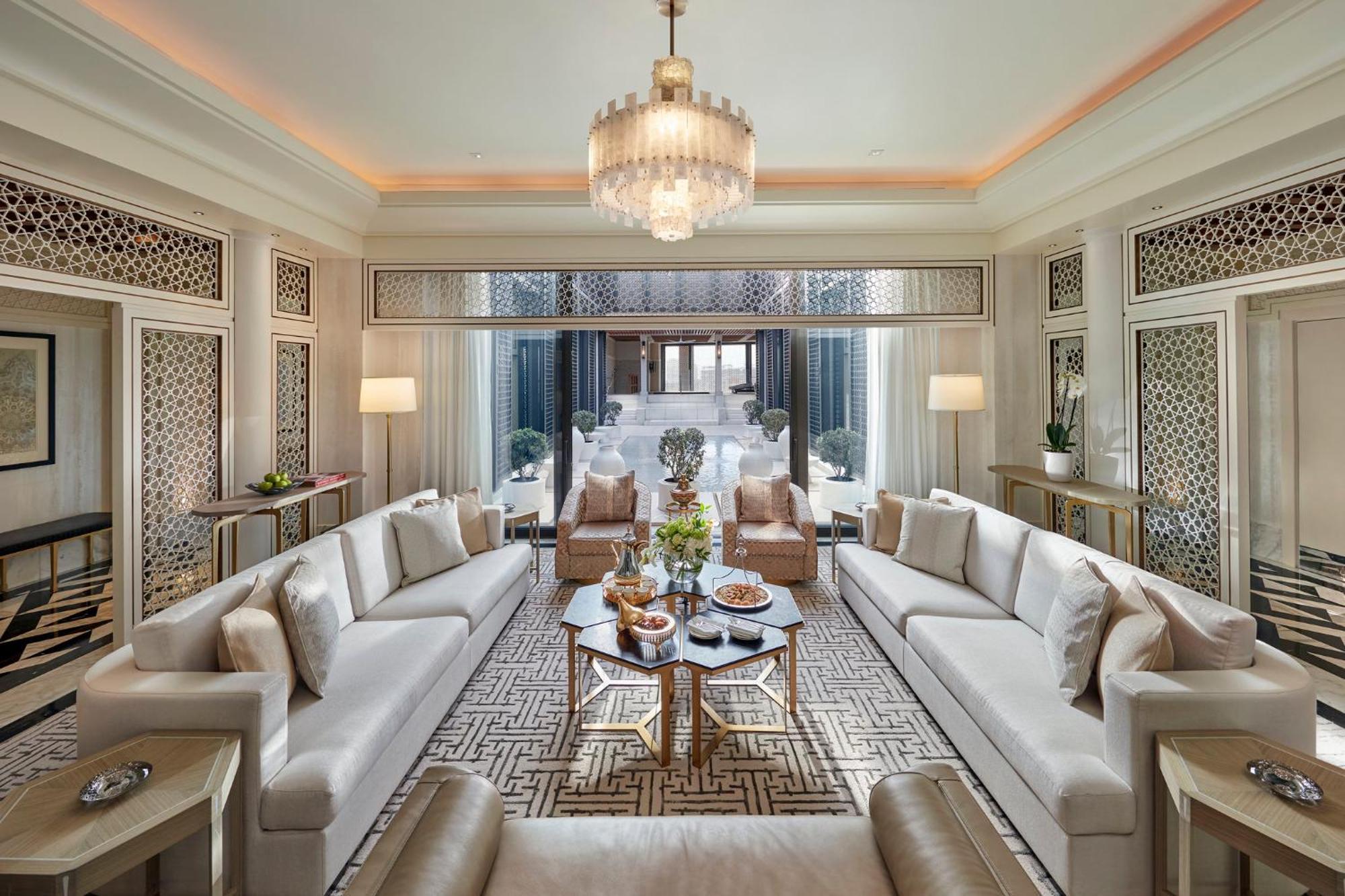 Mandarin Oriental, Doha Hotel Kültér fotó The living room of a suite at the Ritz-Carlton, DIFC