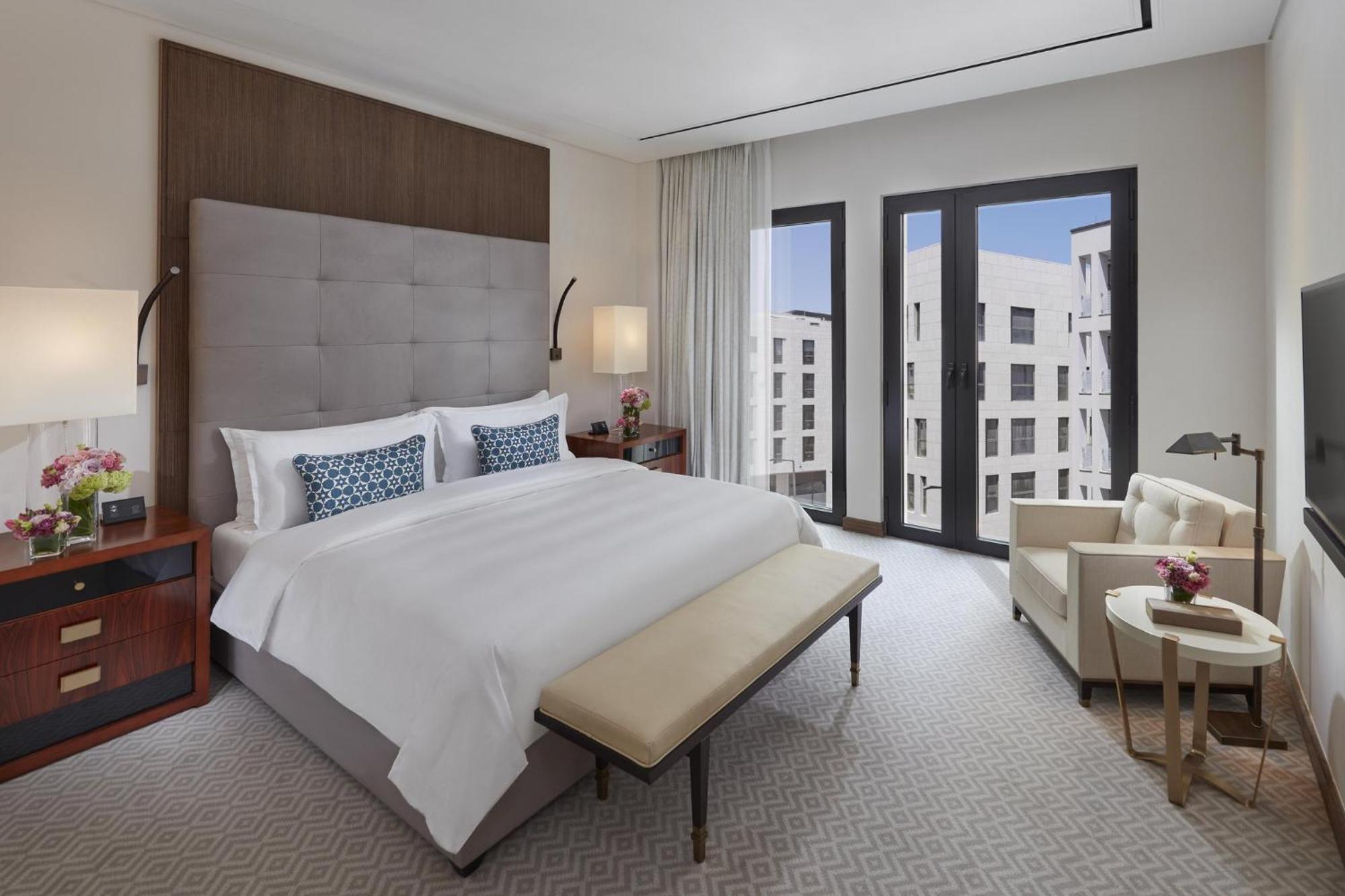 Mandarin Oriental, Doha Hotel Kültér fotó A guest room at the Four Seasons Hotel