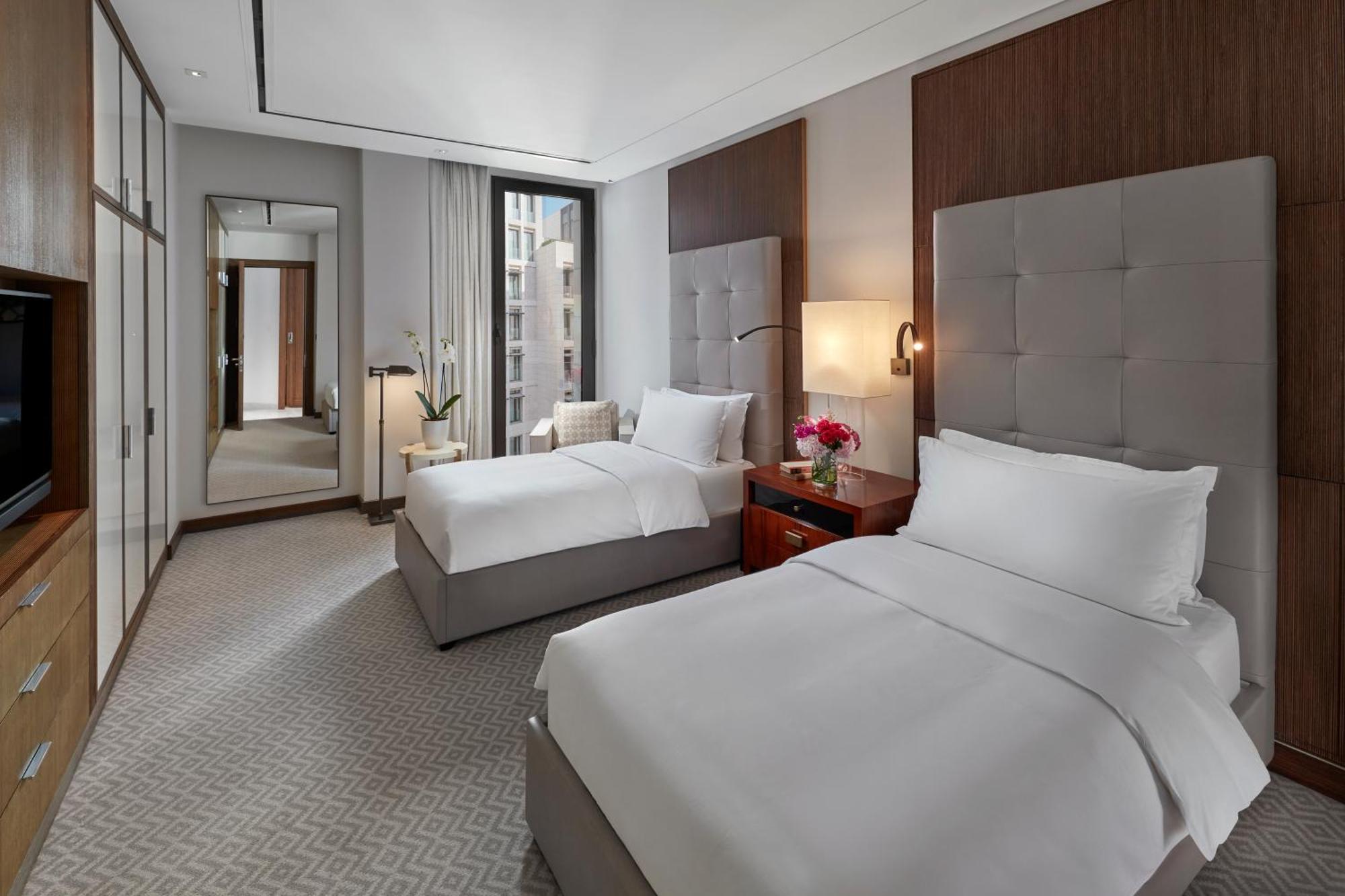 Mandarin Oriental, Doha Hotel Kültér fotó A guest room at the hotel